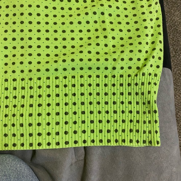 Adorable lime green crop top with little black polka dots -size: XL - Picture 5 of 6